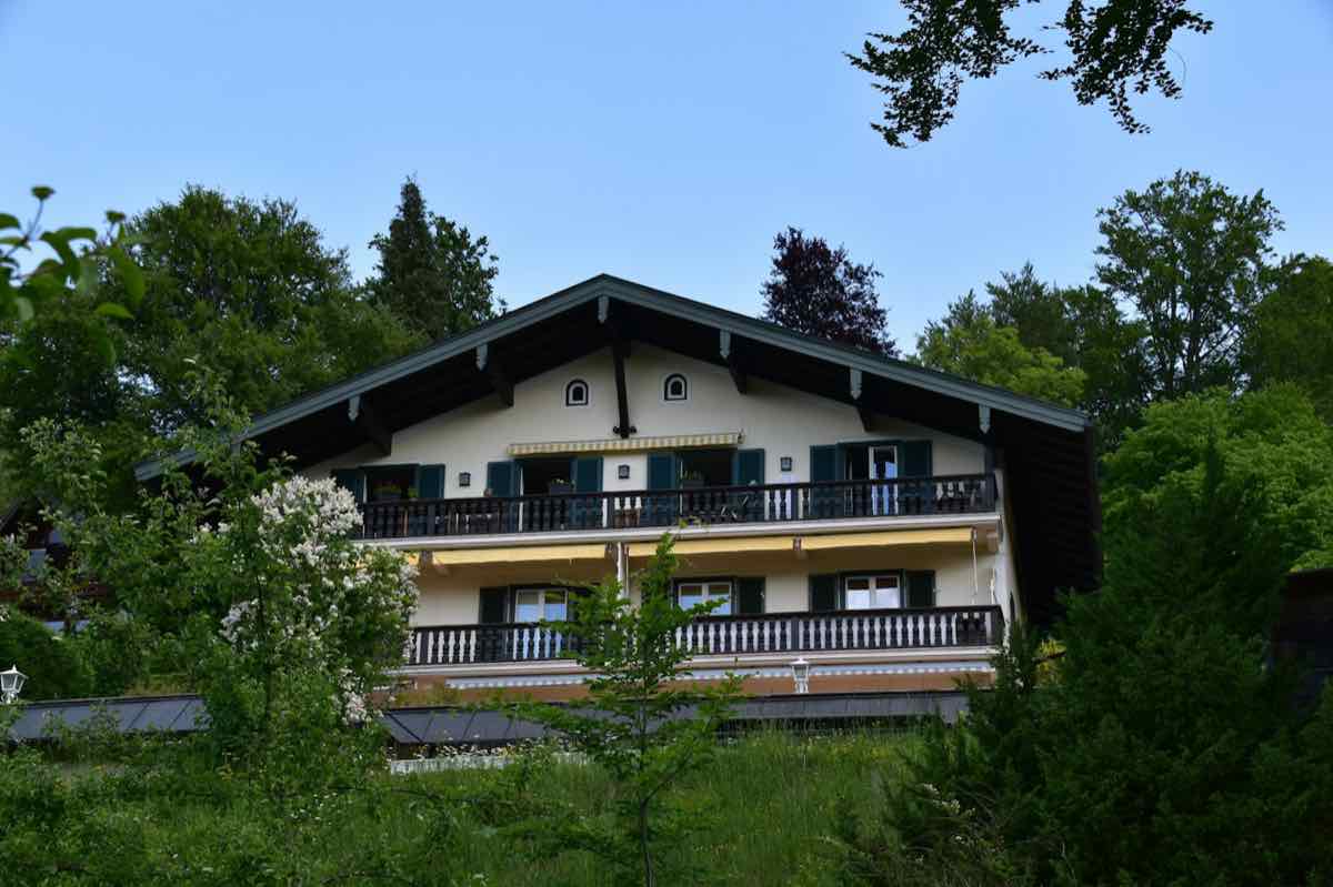 Wohnhaus mit umlaufenden Balkonen im Grünen