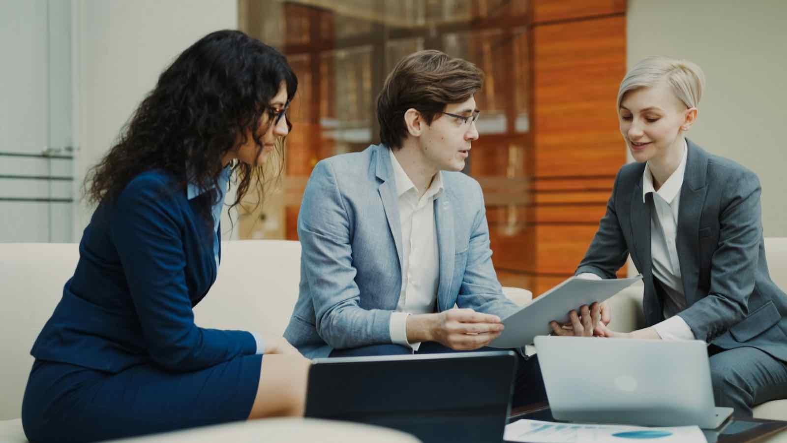 Team im Büro mit Unterlagen