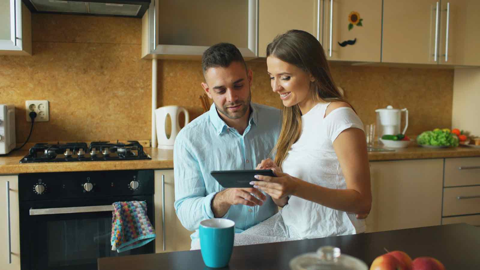 Paar prüft Verbrauch auf dem Tablet
