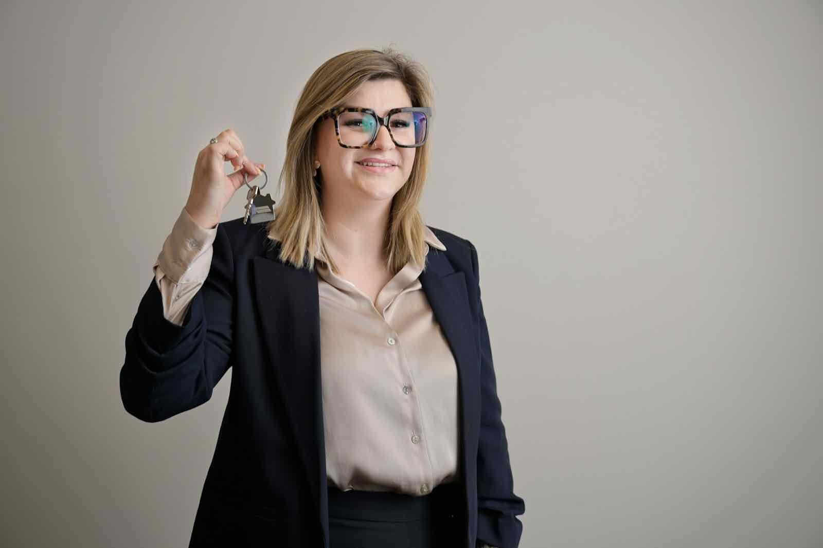 Verwalterin übergibt Schlüssel