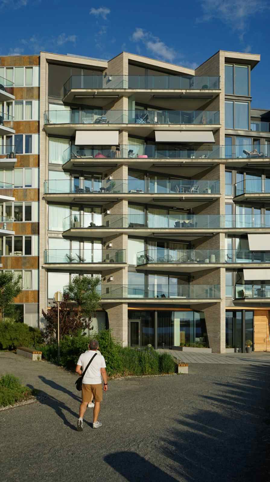 Neues Mehrfamilienhaus mit Balkonen