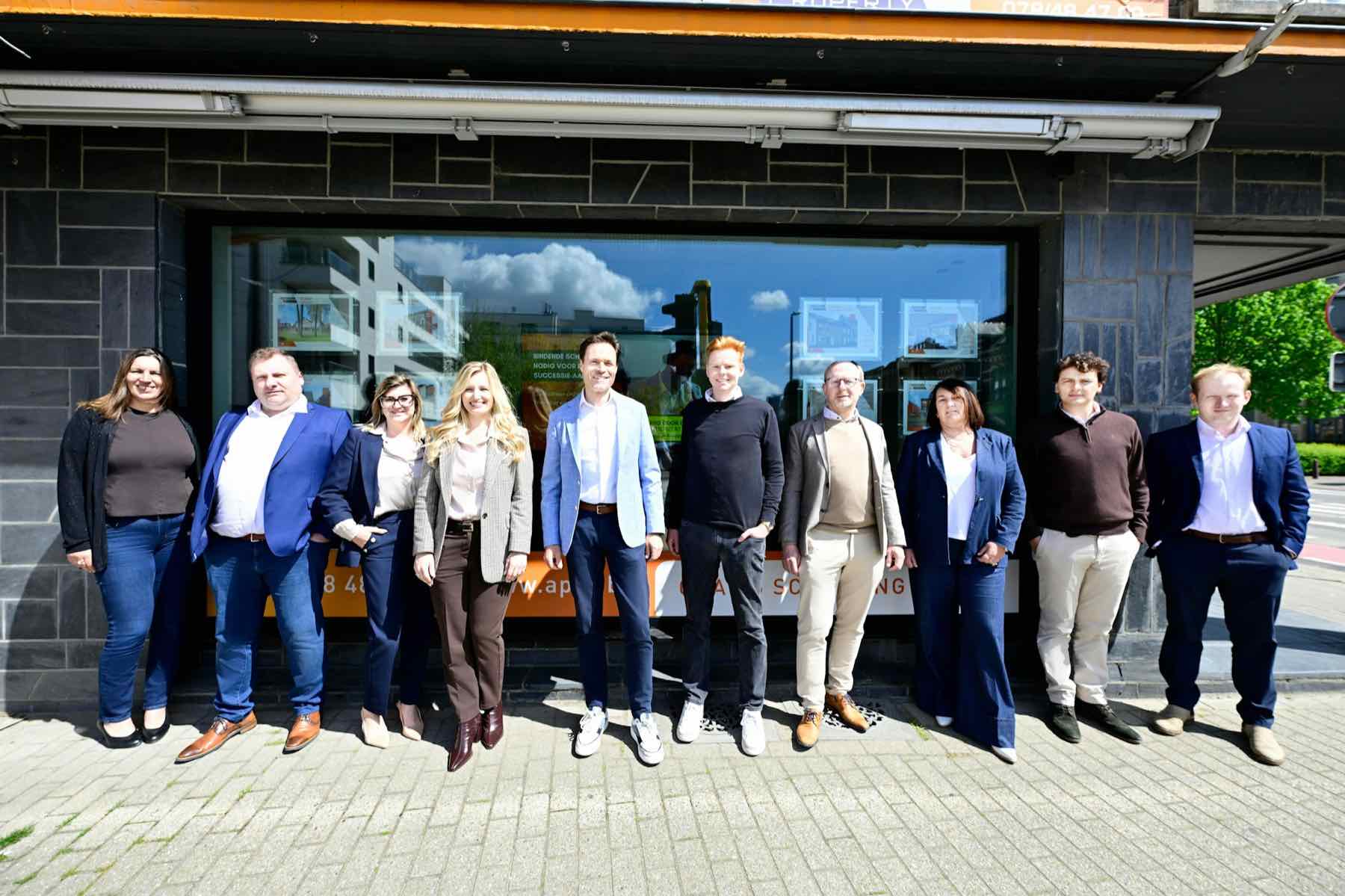Team vor dem Bürogebäude