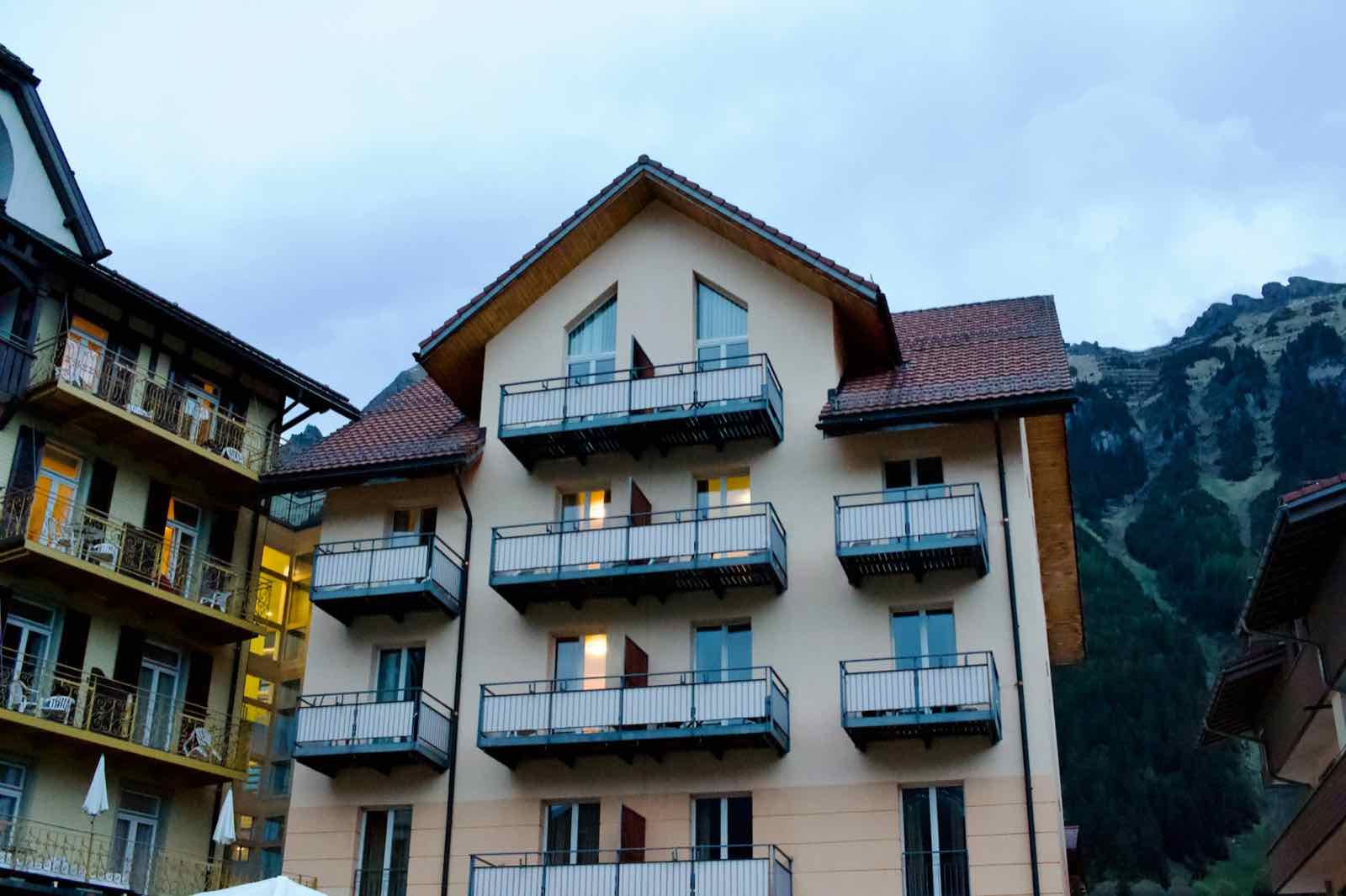 Neue Wohnanlage mit Balkonen vor Bergen